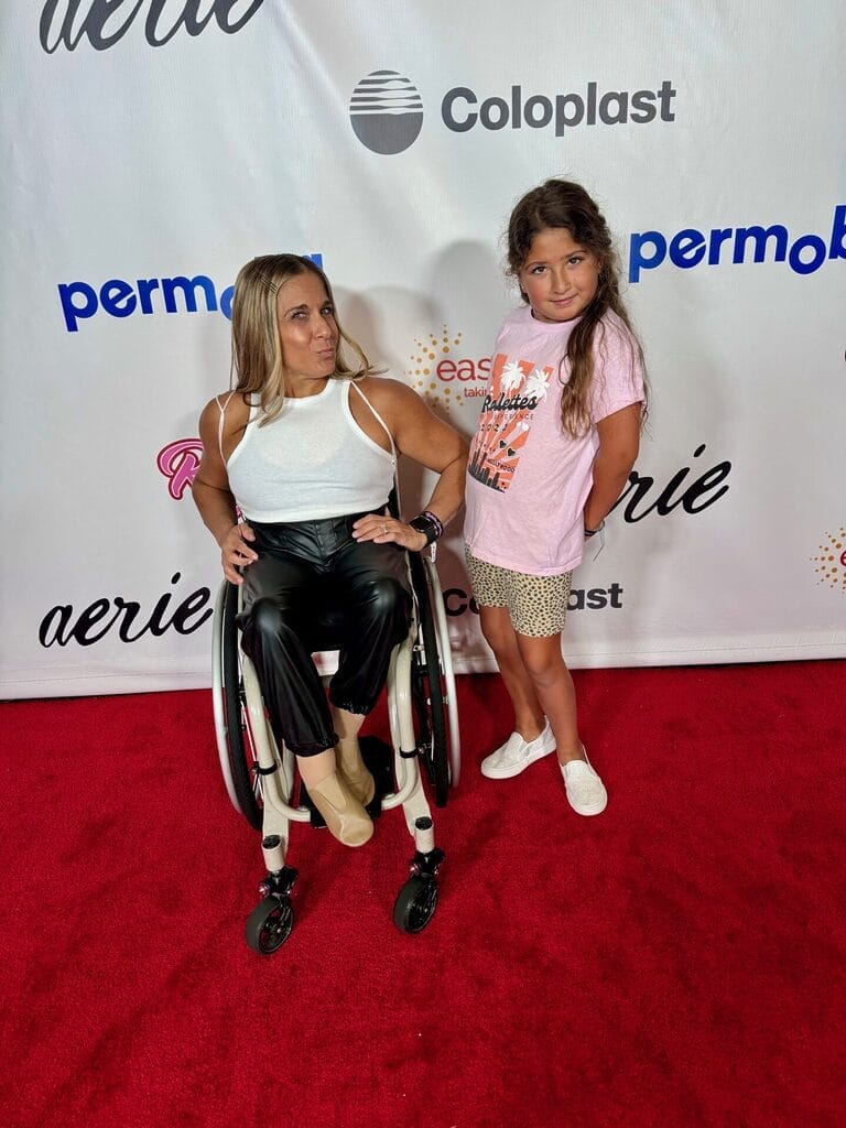 alycia posing with ella on the red carpet at rollettes experience
